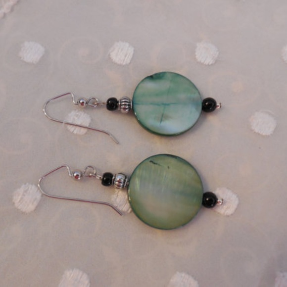 Fantastic Mother-of-Pearl Beaded Pierced Earrings - Picture 3 of 3